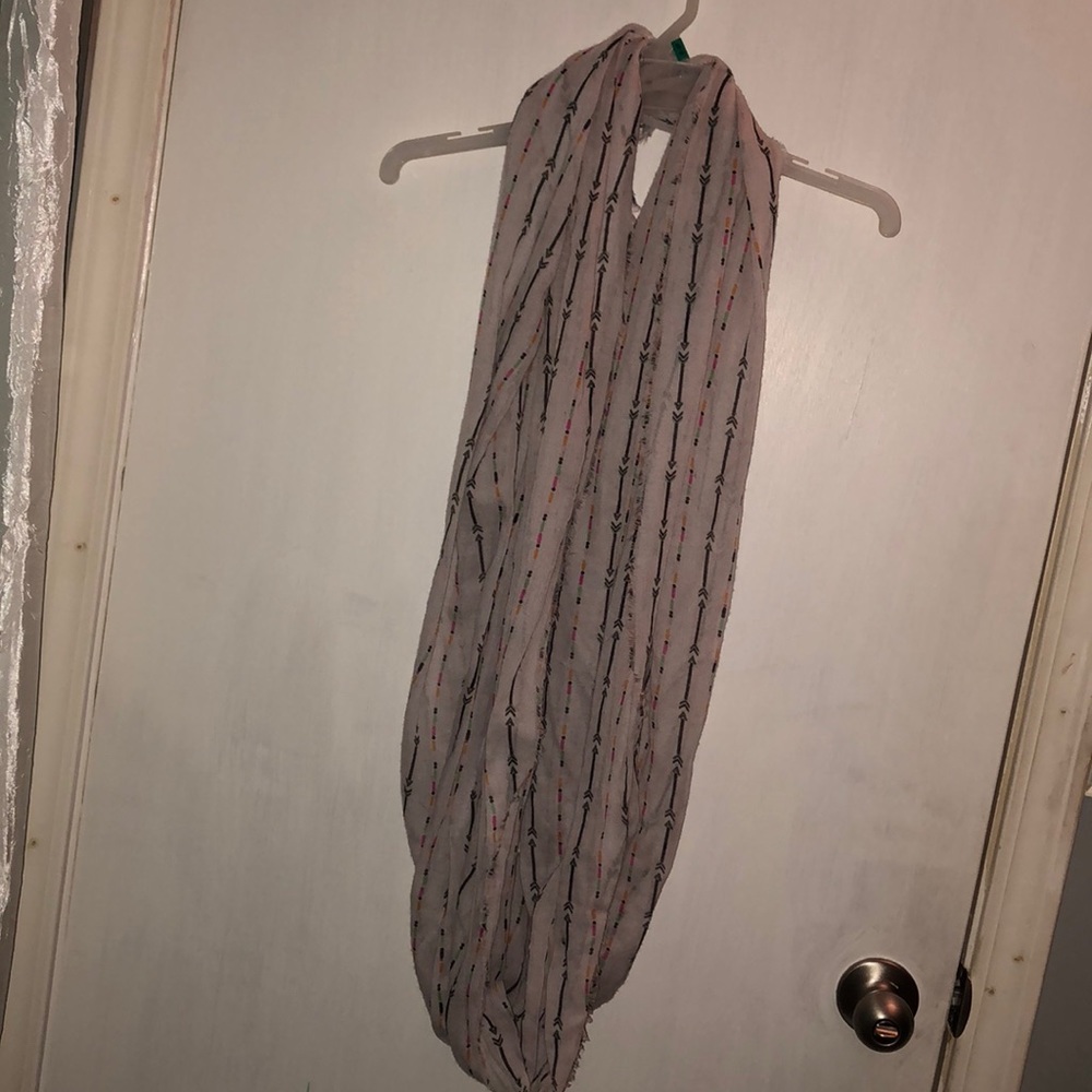 Infinity scarf with arrows